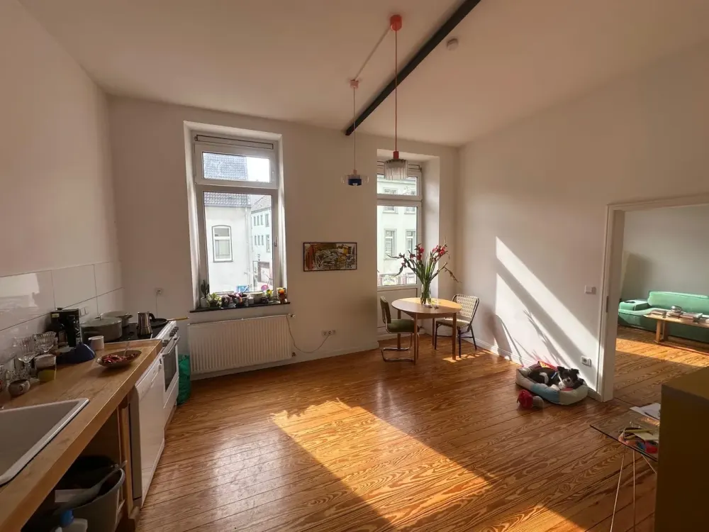 Schöne sanierte Altbauwohnung, 2,5-Zimmer, Terrasse