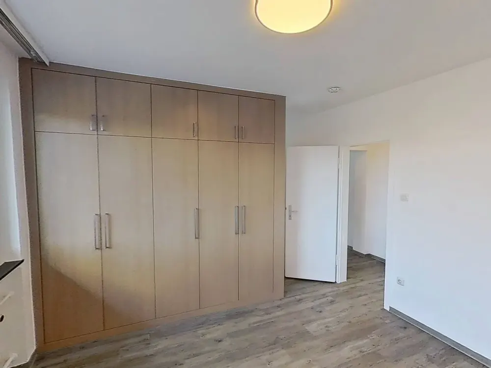 Plenty of Living Space: Well-Maintained 4-Room Apartment with Balcony, Built-in Wardrobes & 2 Bathrooms