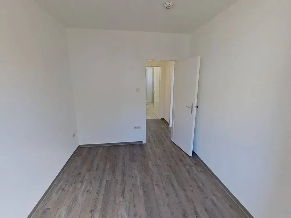 Plenty of Living Space: Well-Maintained 4-Room Apartment with Balcony, Built-in Wardrobes & 2 Bathrooms