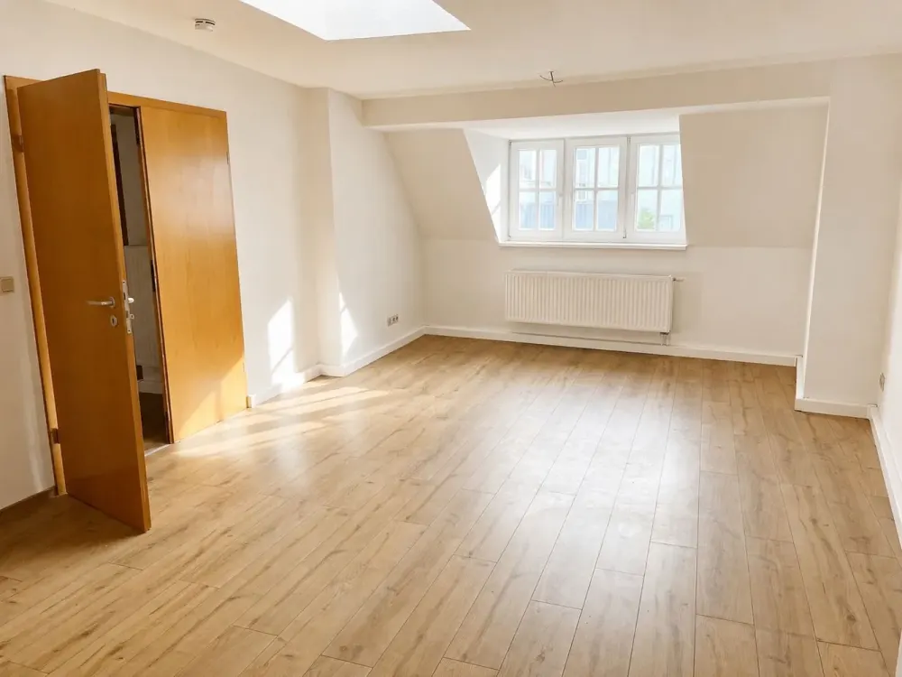 In the Heart of the City - Bright 3-Room Maisonette Apartment with Balcony Corridor and Small Garage