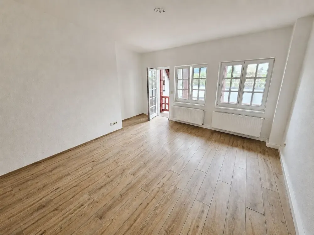 In the Heart of the City - Bright 3-Room Maisonette Apartment with Balcony Corridor and Small Garage