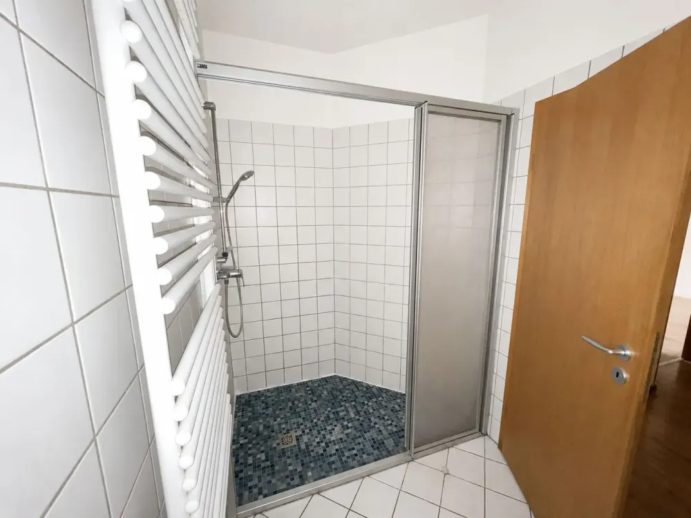 In the Heart of the City - Bright 3-Room Maisonette Apartment with Balcony Corridor and Small Garage