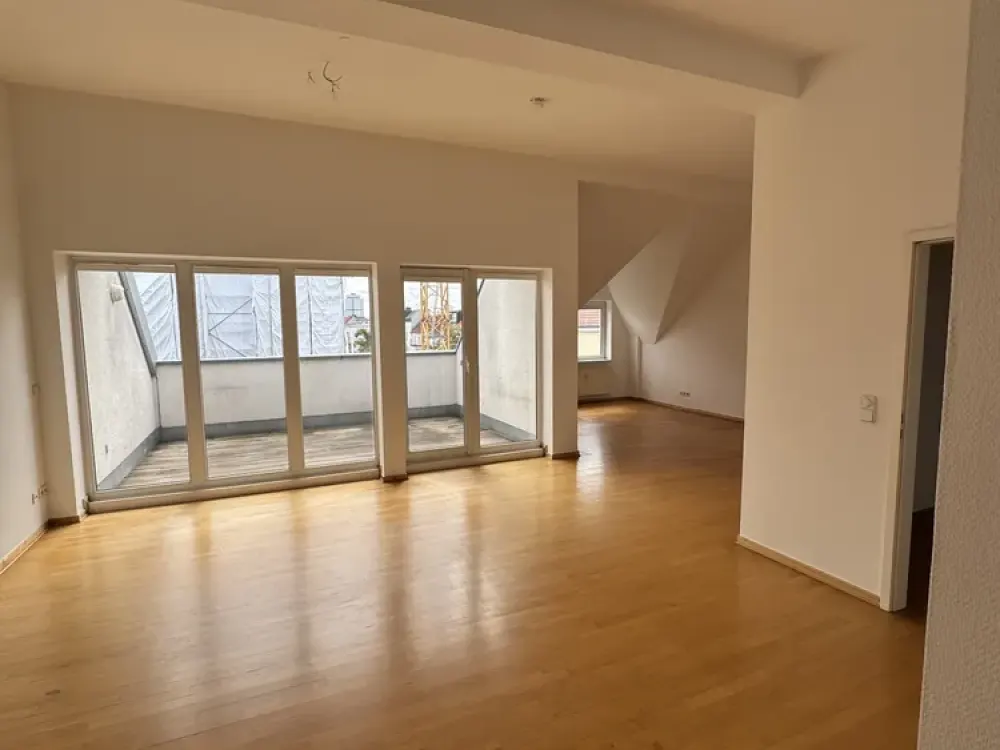 Großzügige 4-Zimmer-Dachgeschoss-Wohnung in der Mommsenstraße