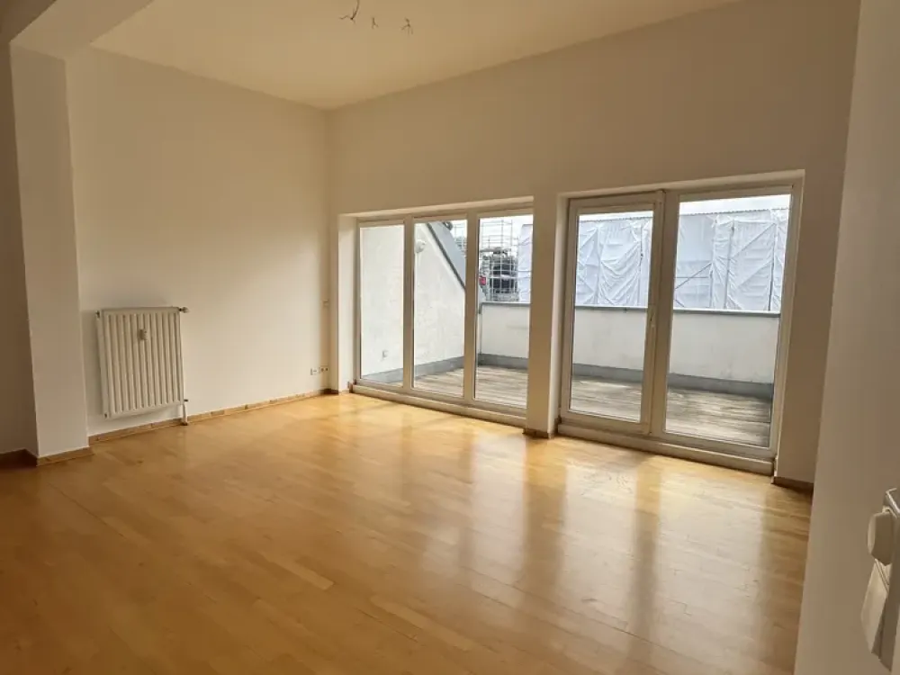 Großzügige 4-Zimmer-Dachgeschoss-Wohnung in der Mommsenstraße