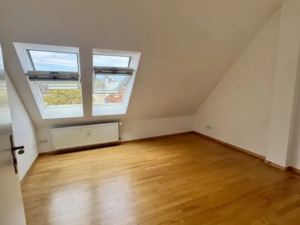 Großzügige 4-Zimmer-Dachgeschoss-Wohnung in der Mommsenstraße