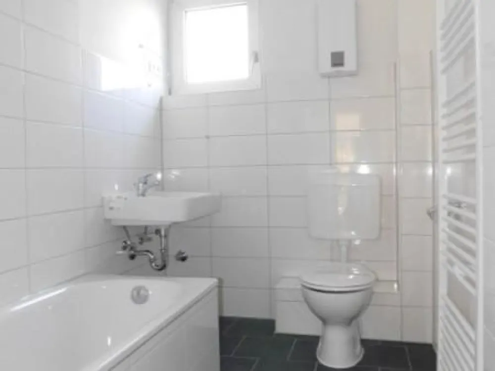 Einziehen und Wohlfühlen - schicke 2-Zimmer-Wohnung im EG mit Laminat und Balkon zentral gelegen...