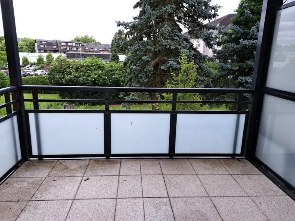 Einziehen und Wohlfühlen - schicke 2-Zimmer-Wohnung im EG mit Laminat und Balkon zentral gelegen...