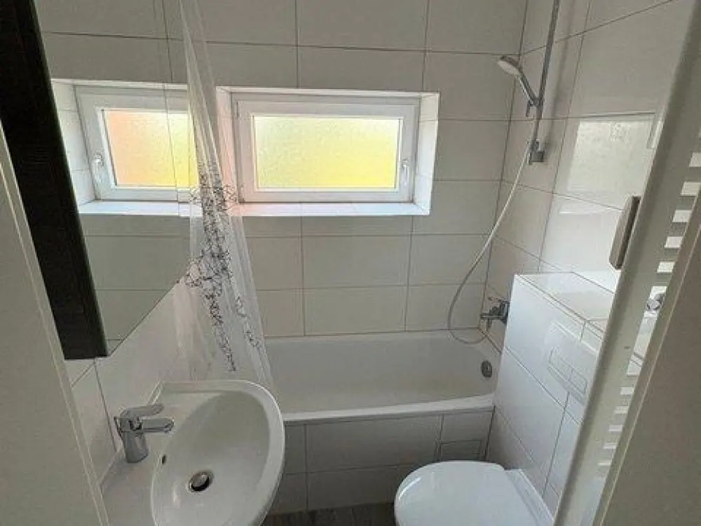 2 Zimmer Wohnung mit Einbauküche teilmöbilliert