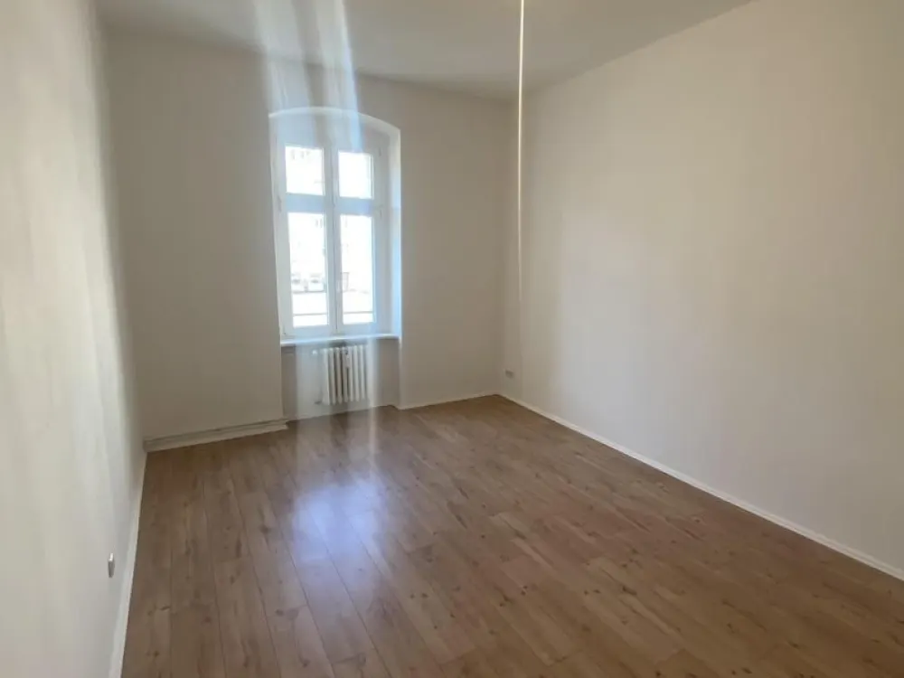 4-Zimmerwohnung mit Balkon im 1. OG in einem sanierten Altbau in Lichtenberg