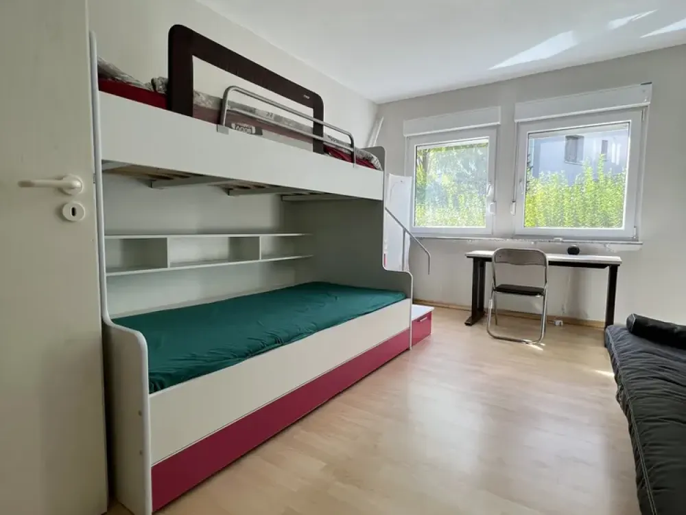 Haus nur für Sie. Vollmöbliert, 2 Bäder, Terasse, Garten, Parkplatz, Ubahn nähe