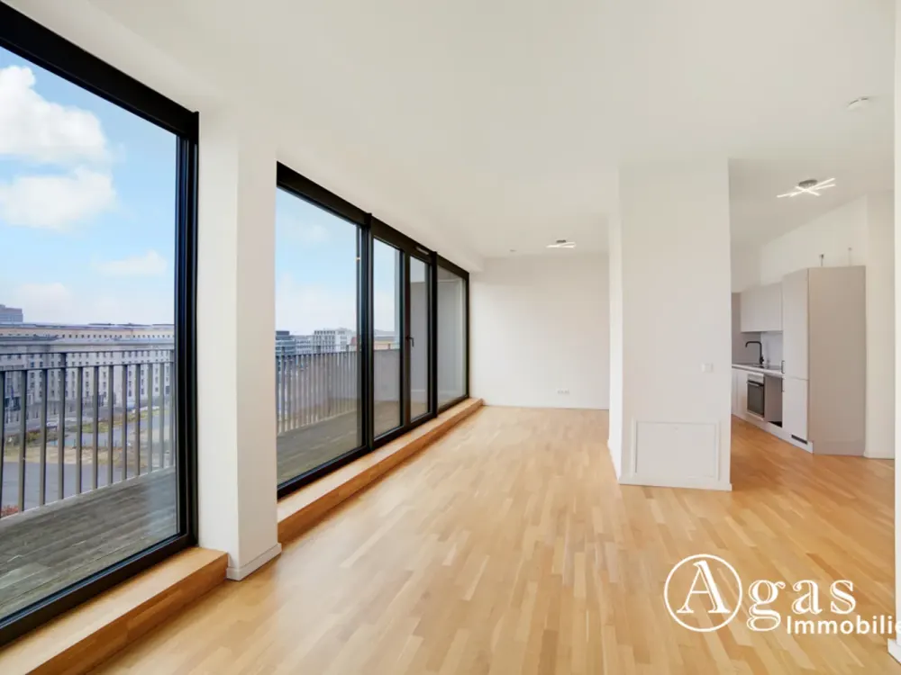 Offen geschnittene 2 Zimmer Dachgeschosswohnung mit ca. 77m², EBK und Riesen-Balkon in Berlin-Mitte