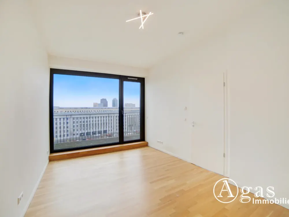 Offen geschnittene 2 Zimmer Dachgeschosswohnung mit ca. 77m², EBK und Riesen-Balkon in Berlin-Mitte