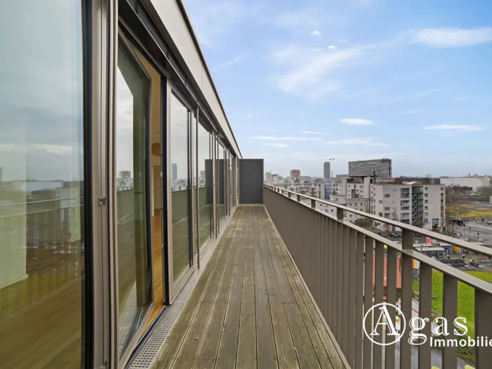 Offen geschnittene 2 Zimmer Dachgeschosswohnung mit ca. 77m², EBK und Riesen-Balkon in Berlin-Mitte