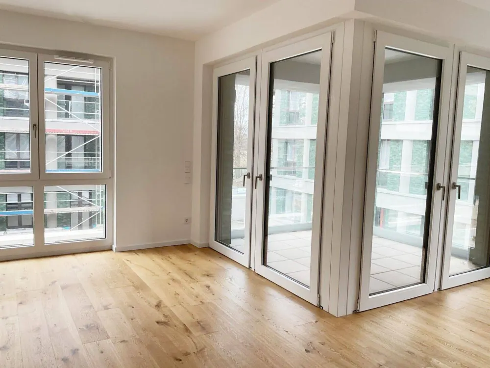 Neubaukomfort: 2 Zimmer mit Glaswand-Loggia, kompakter Schnitt, Einbauküche, Walk-In-Dusche, Aufzug