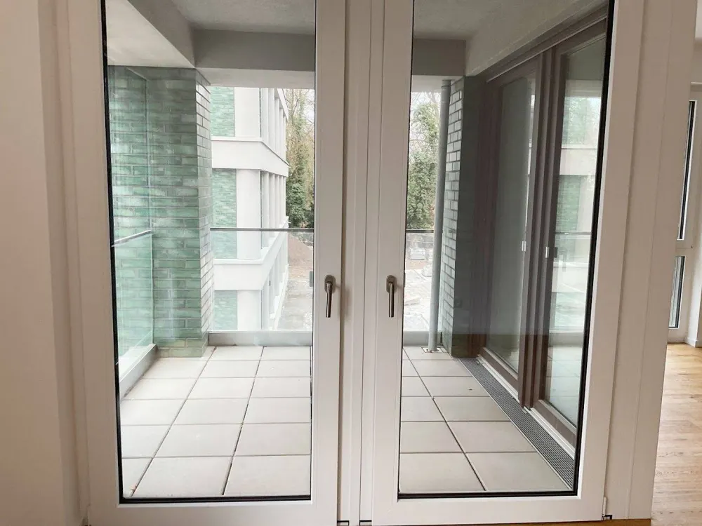 Neubaukomfort: 2 Zimmer mit Glaswand-Loggia, kompakter Schnitt, Einbauküche, Walk-In-Dusche, Aufzug