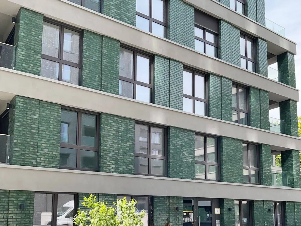 Neubaukomfort: 2 Zimmer mit Glaswand-Loggia, kompakter Schnitt, Einbauküche, Walk-In-Dusche, Aufzug