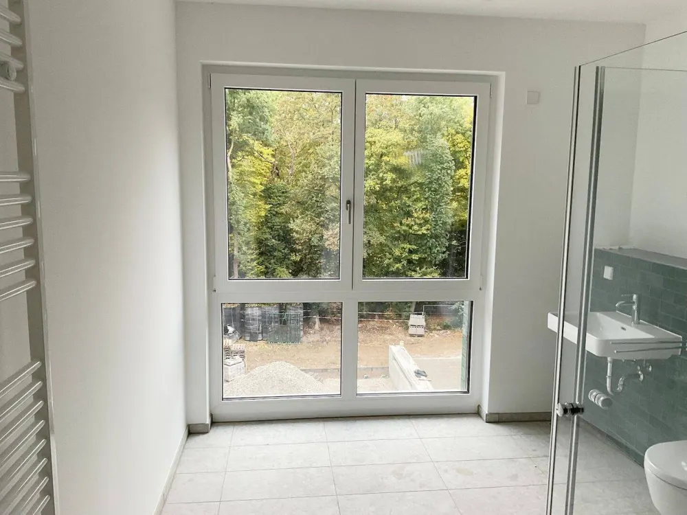 Neubaukomfort: 2 Zimmer mit Glaswand-Loggia, kompakter Schnitt, Einbauküche, Walk-In-Dusche, Aufzug