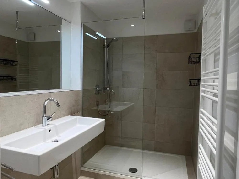 **sofort-Blk.-sep.WC-EBK-U-Bahn-Parkett-Charme**