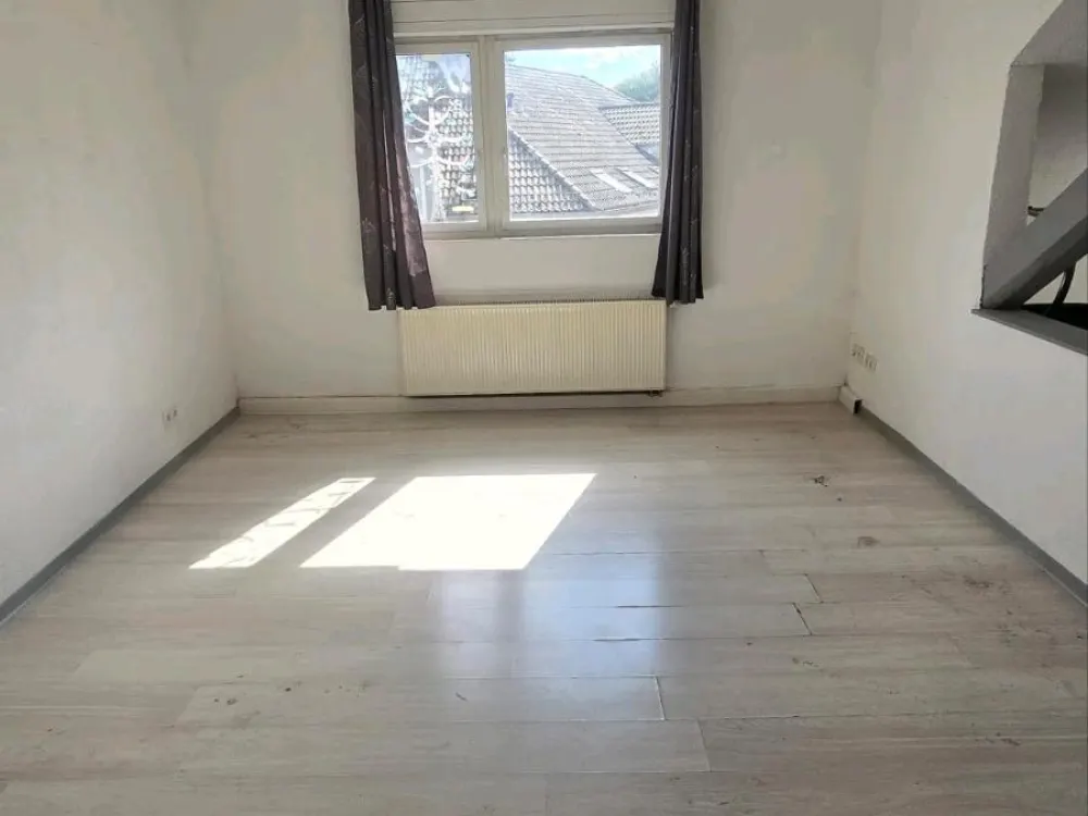 2-3 ZKB Dachgeschosswohnung ab sofort zu vermieten