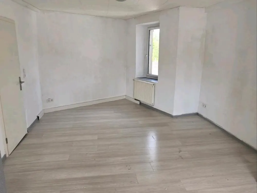 2-3 ZKB Dachgeschosswohnung ab sofort zu vermieten