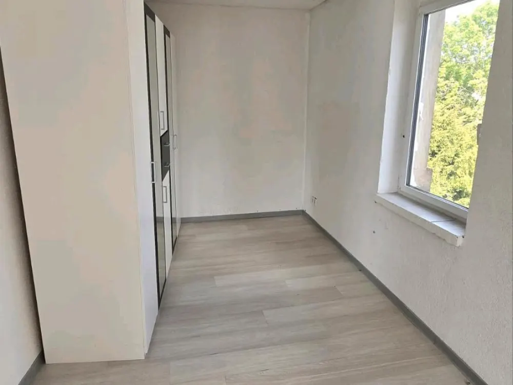 2-3 ZKB Dachgeschosswohnung ab sofort zu vermieten