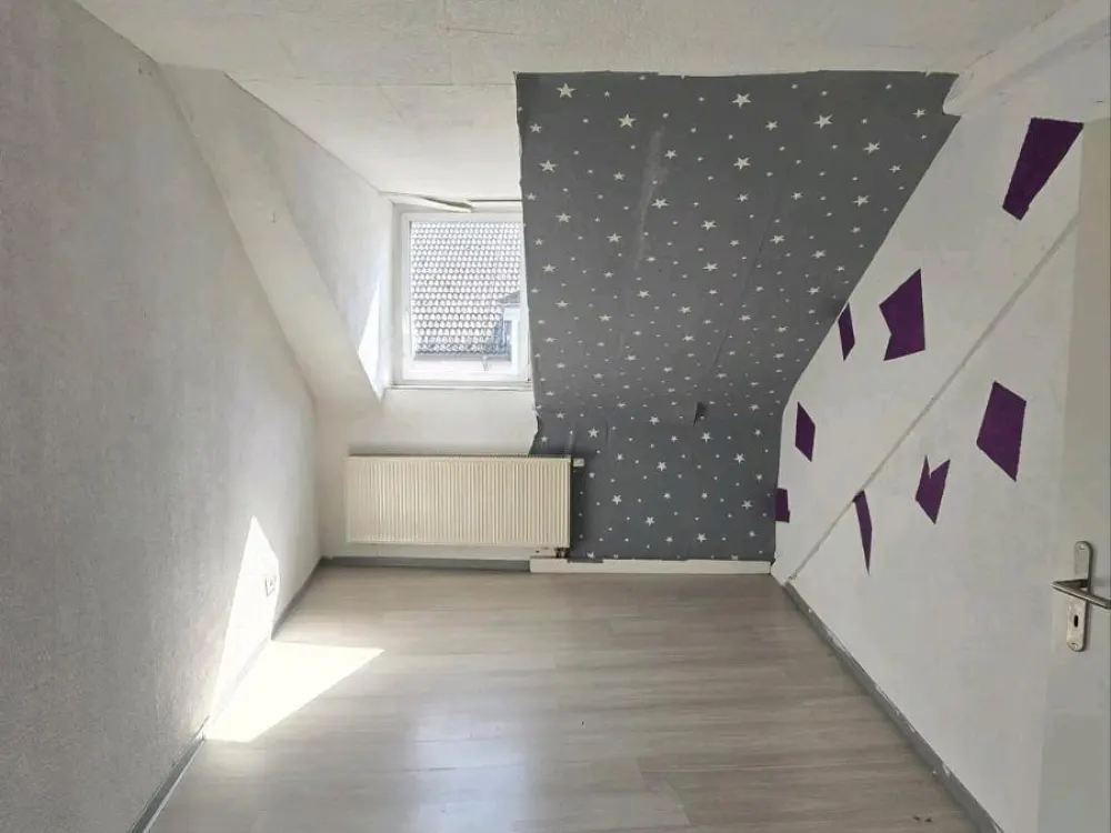 2-3 ZKB Dachgeschosswohnung ab sofort zu vermieten