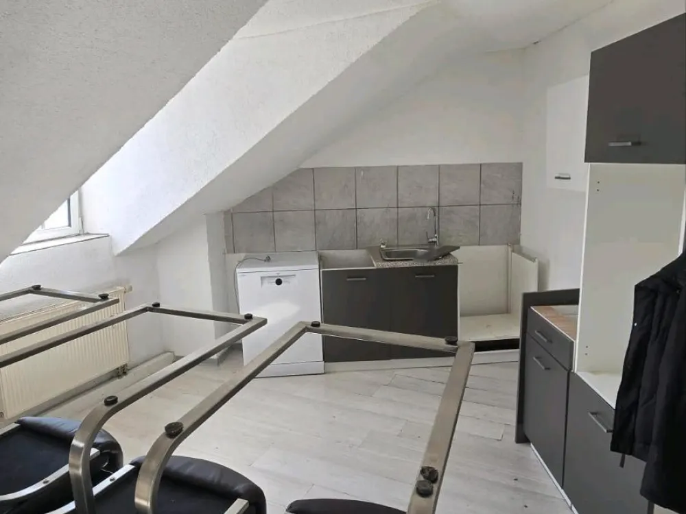 2-3 ZKB Dachgeschosswohnung ab sofort zu vermieten