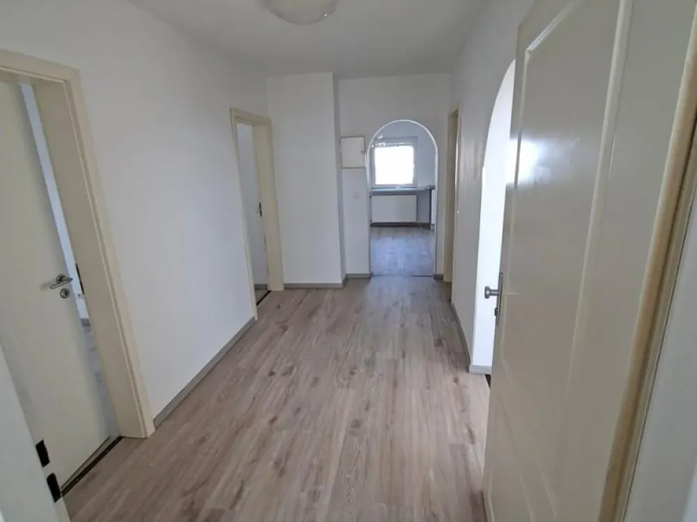 Renovierte 3-Zimmer-Dachgeschosswohnung mit Einbauküche in Erlensee, ab sofort verfügbar