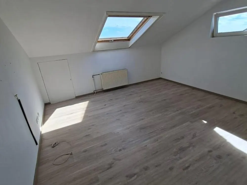 Renovierte 3-Zimmer-Dachgeschosswohnung mit Einbauküche in Erlensee, ab sofort verfügbar