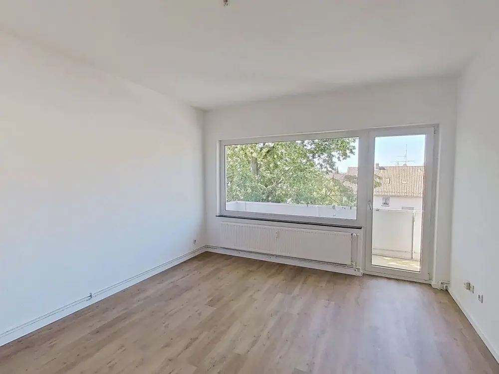 Large 3-Room Apartment with Fitted Kitchen and 2 BALCONIES in Seelze-Letter