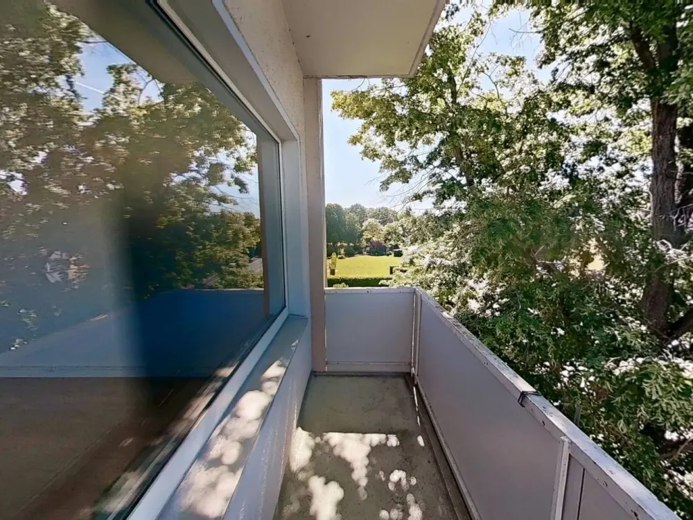 Large 3-Room Apartment with Fitted Kitchen and 2 BALCONIES in Seelze-Letter