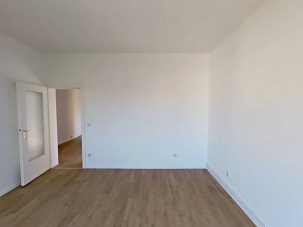 Large 3-Room Apartment with Fitted Kitchen and 2 BALCONIES in Seelze-Letter