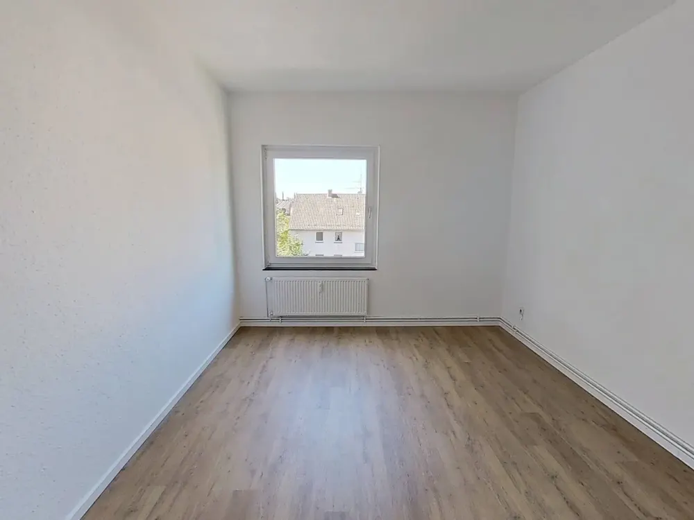 Large 3-Room Apartment with Fitted Kitchen and 2 BALCONIES in Seelze-Letter