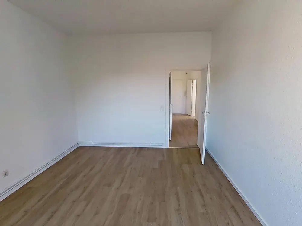 Large 3-Room Apartment with Fitted Kitchen and 2 BALCONIES in Seelze-Letter