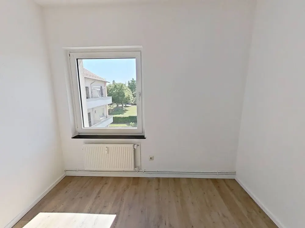 Large 3-Room Apartment with Fitted Kitchen and 2 BALCONIES in Seelze-Letter