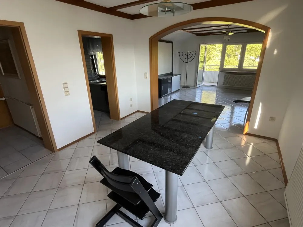 Spacious Renovated 5-Room Apartment | 125 m² | Balcony | Fitted Kitchen | Garage + Parking Space | Near KIT & S-