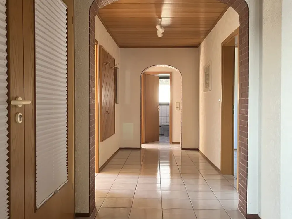 Spacious Renovated 5-Room Apartment | 125 m² | Balcony | Fitted Kitchen | Garage + Parking Space | Near KIT & S-