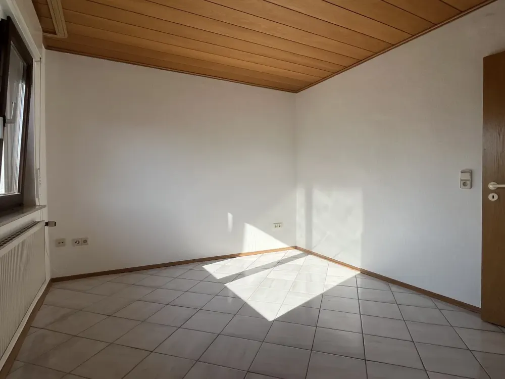 Spacious Renovated 5-Room Apartment | 125 m² | Balcony | Fitted Kitchen | Garage + Parking Space | Near KIT & S-