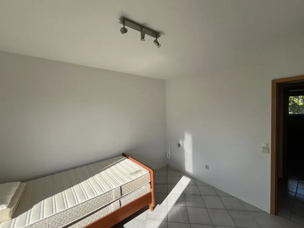 Spacious Renovated 5-Room Apartment | 125 m² | Balcony | Fitted Kitchen | Garage + Parking Space | Near KIT & S-