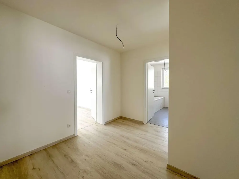 Hochwertige 3-Raum-Wohnung im Erdgeschoss mit Garten | Fußbodenheizung | Tageslichtbad