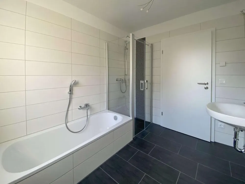 Hochwertige 3-Raum-Wohnung im Erdgeschoss mit Garten | Fußbodenheizung | Tageslichtbad