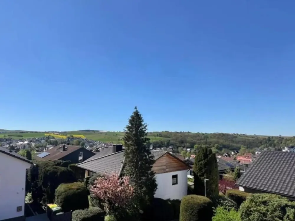 wunderschöne 2,5 Zimmerwohnung mit Traumaussicht in Halbhöhenlage