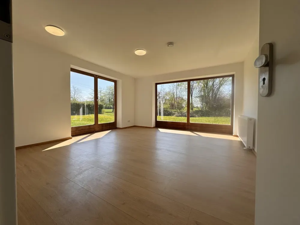 Helles Apartment mit Küche, Fensterbad und Blick ins Grüne / Sunny apartment with kitchen