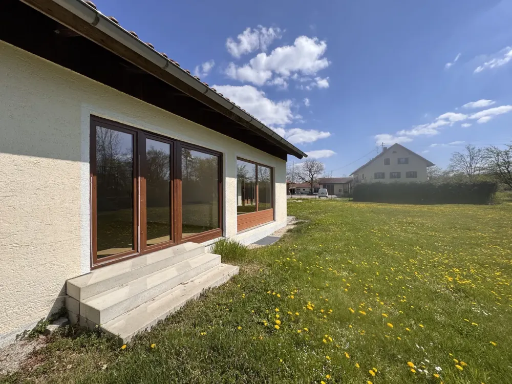 Helles Apartment mit Küche, Fensterbad und Blick ins Grüne / Sunny apartment with kitchen