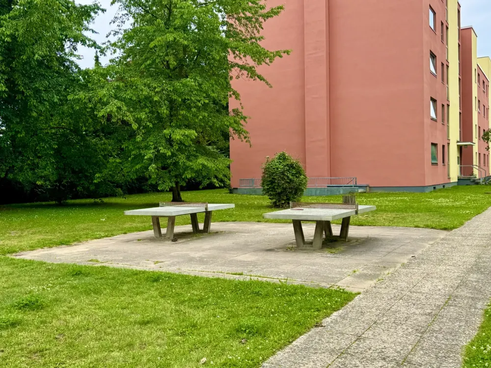 !!! WBS mit Besonderem Wohnbedarf !!! Charmante 1-Zimmer-Wohnung mit großem Balkon, Fischgrätparkett