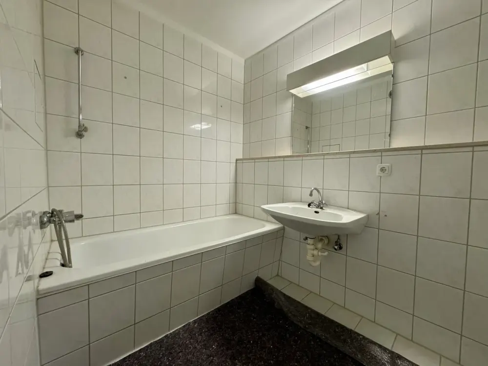 !!! WBS mit Besonderem Wohnbedarf !!! Charmante 1-Zimmer-Wohnung mit großem Balkon, Fischgrätparkett