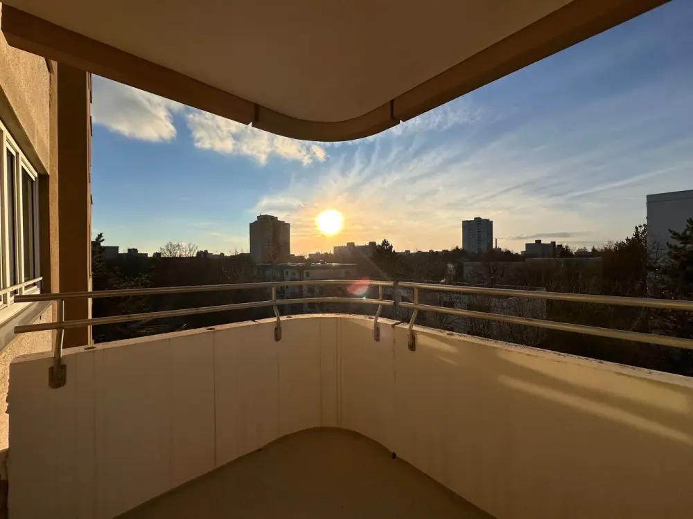 Modern 3.5 Room Apartment with Balcony for Rent