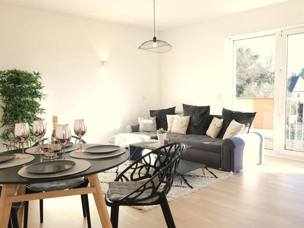 Möbliertes modernes Penthouse mit guter Verkehrsanbindung U6