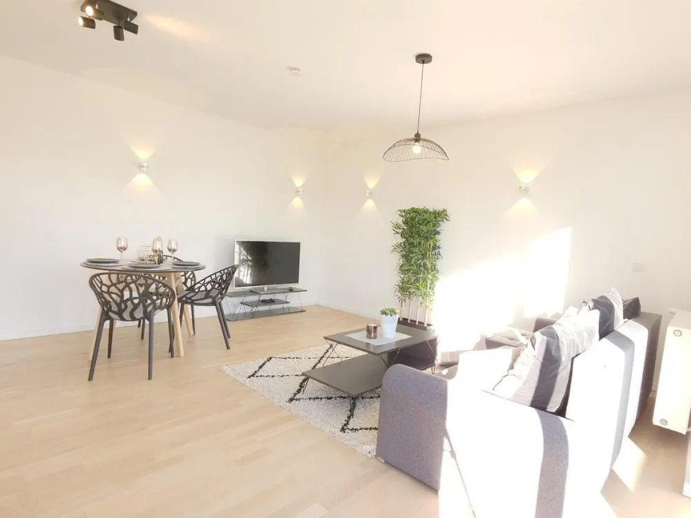 Möbliertes modernes Penthouse mit guter Verkehrsanbindung U6