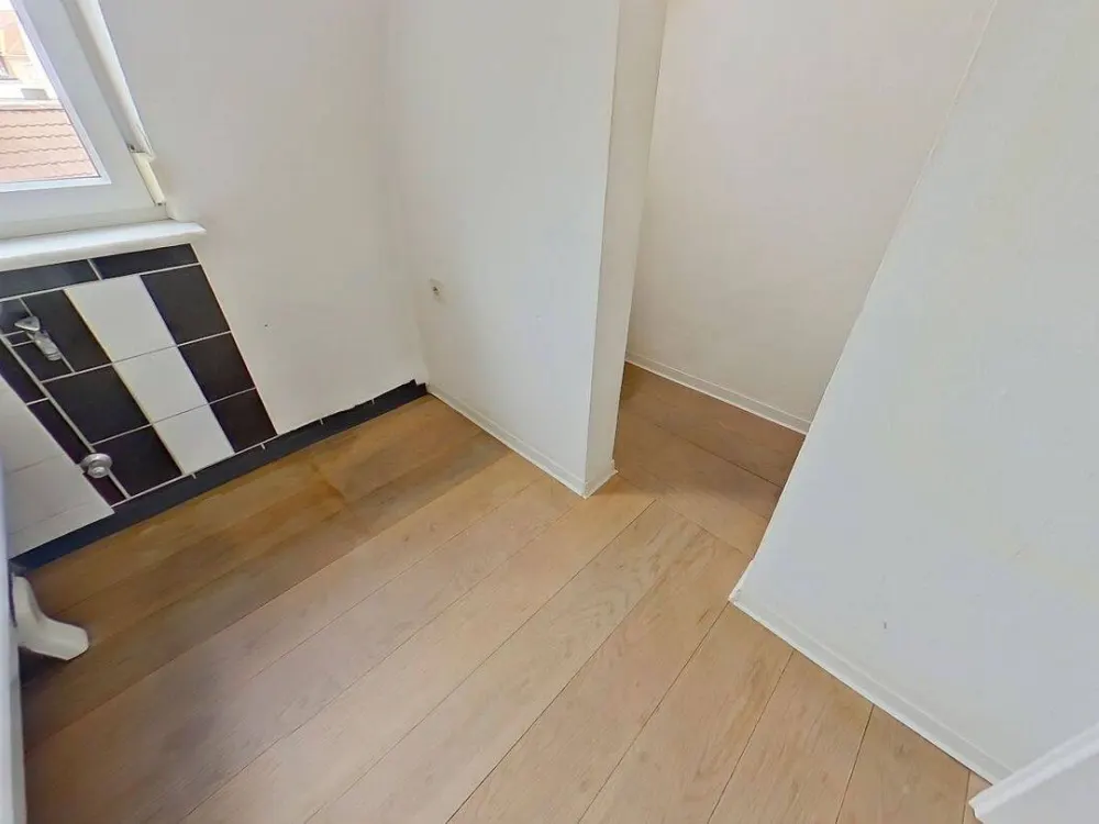 **3 Nettokaltmieten geschenkt beim Einzug**Individuelle 2,5-Zimmer-Wohnung zur Eigenrenovierung